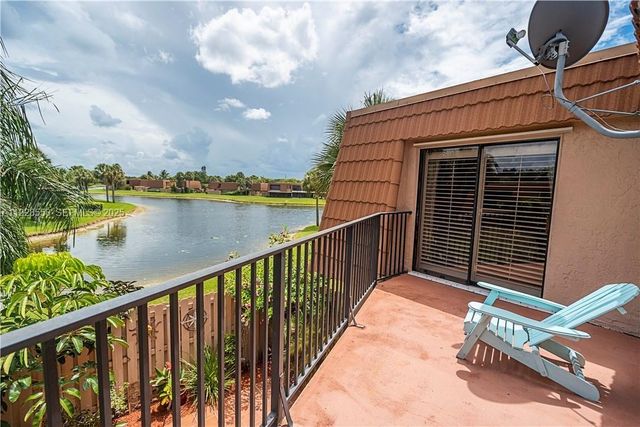 11006 N Harmony Lake Cir, Davie, FL 33324