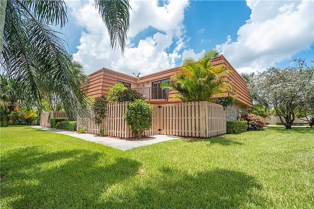 11006 N Harmony Lake Cir, Davie, FL 33324