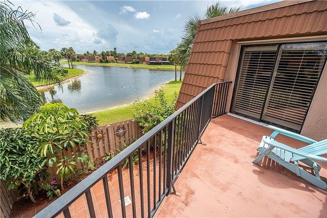 11006 N Harmony Lake Cir, Davie, FL 33324
