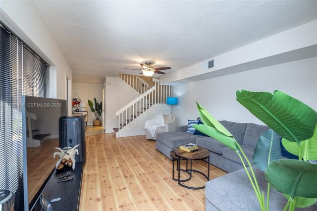 11006 N Harmony Lake Cir, Davie, FL 33324