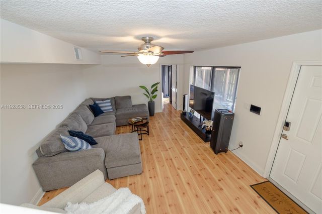 11006 N Harmony Lake Cir, Davie, FL 33324