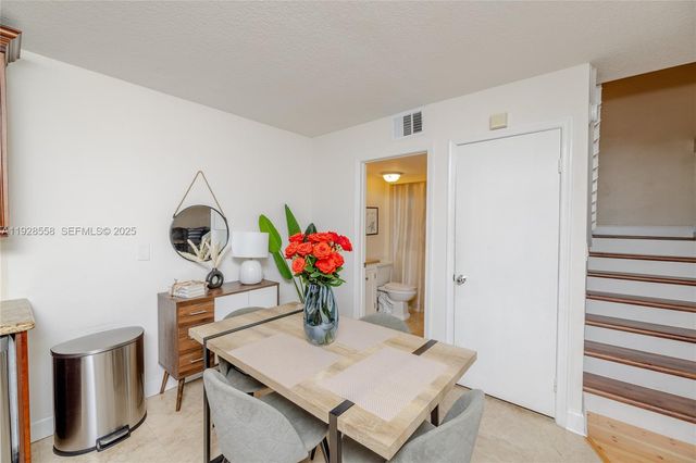 11006 N Harmony Lake Cir, Davie, FL 33324