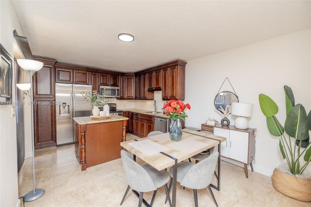 11006 N Harmony Lake Cir, Davie, FL 33324