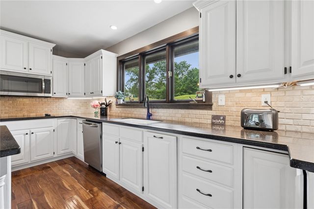 6220 High Country Dr NE, Cedar Rapids, IA 52411