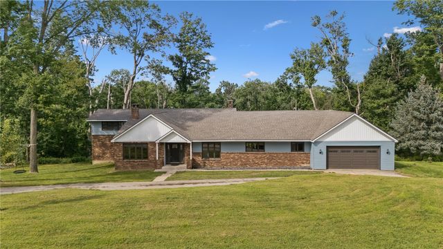 6220 High Country Dr NE, Cedar Rapids, IA 52411