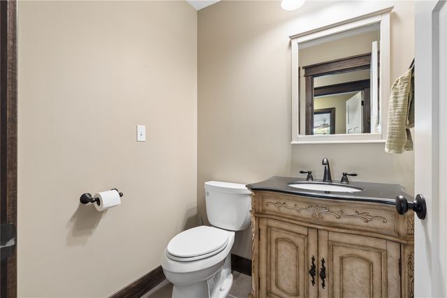 6220 High Country Dr NE, Cedar Rapids, IA 52411