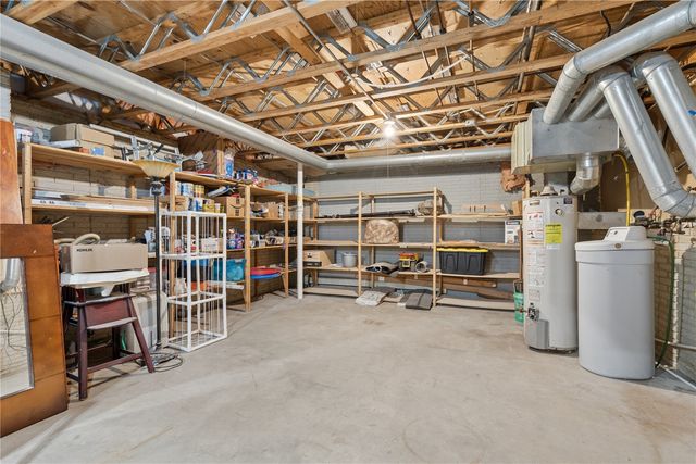 6220 High Country Dr NE, Cedar Rapids, IA 52411