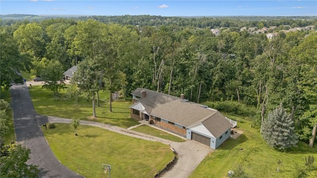 6220 High Country Dr NE, Cedar Rapids, IA 52411