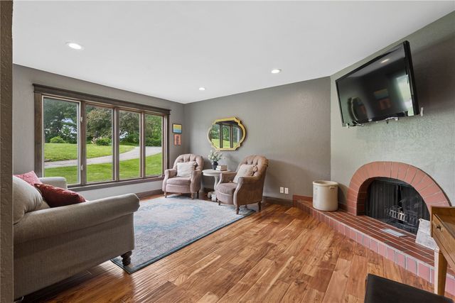 6220 High Country Dr NE, Cedar Rapids, IA 52411