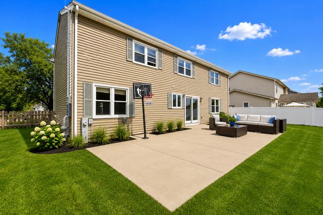 684 Regent Drive, Crystal Lake, IL 60014
