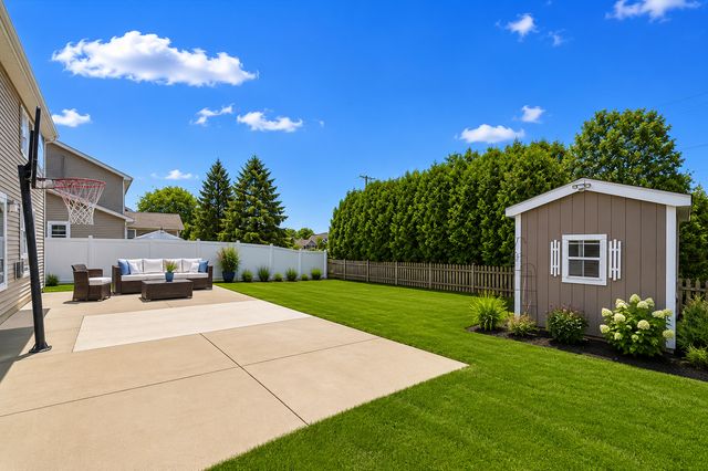 684 Regent Drive, Crystal Lake, IL 60014