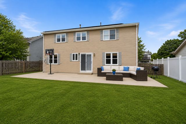 684 Regent Drive, Crystal Lake, IL 60014