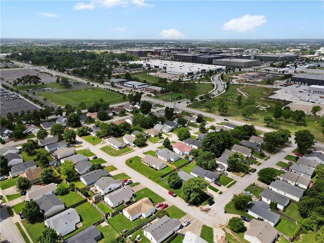 2515 SE 4th Street, Bentonville, AR 72712