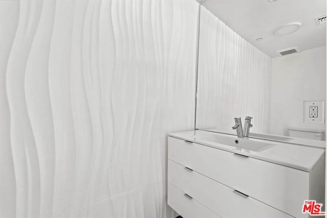 12770 Caswell Avenue 201, Los Angeles, CA 90066