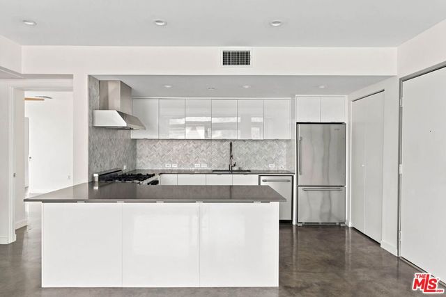 12770 Caswell Avenue 201, Los Angeles, CA 90066