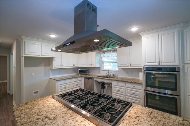 915 Live Oak Drive, Jones Creek, TX 77541