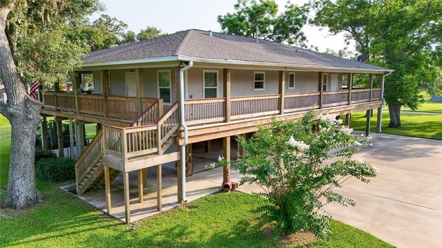 915 Live Oak Drive, Jones Creek, TX 77541