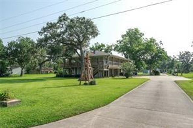 915 Live Oak Drive, Jones Creek, TX 77541