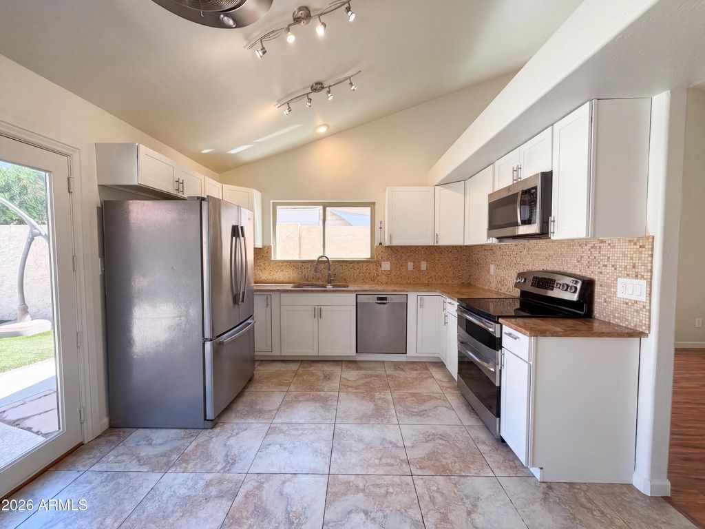 3906 E AMBERWOOD Drive, Phoenix, AZ 85048 — photo 3