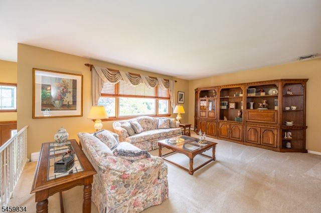 14 Jaclyn Dr, East Hanover Twp., NJ 07936
