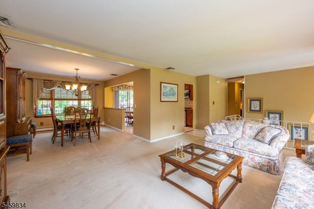 14 Jaclyn Dr, East Hanover Twp., NJ 07936