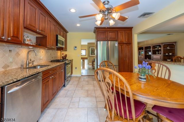 14 Jaclyn Dr, East Hanover Twp., NJ 07936