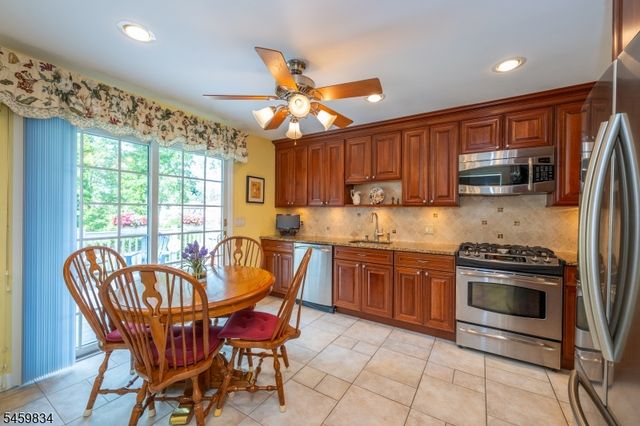 14 Jaclyn Dr, East Hanover Twp., NJ 07936