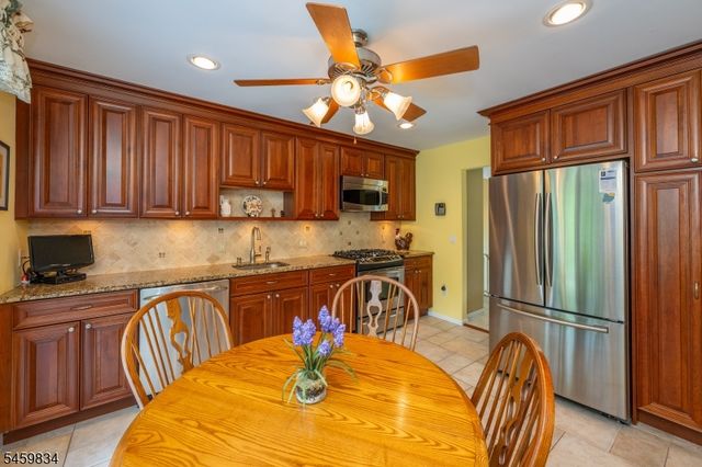 14 Jaclyn Dr, East Hanover Twp., NJ 07936