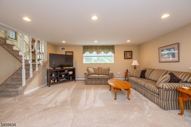 14 Jaclyn Dr, East Hanover Twp., NJ 07936