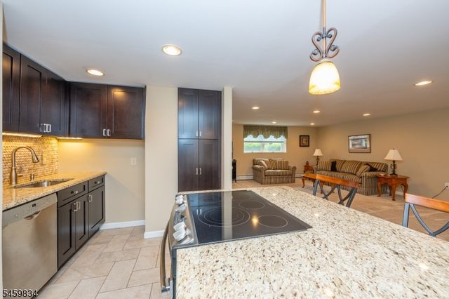 14 Jaclyn Dr, East Hanover Twp., NJ 07936