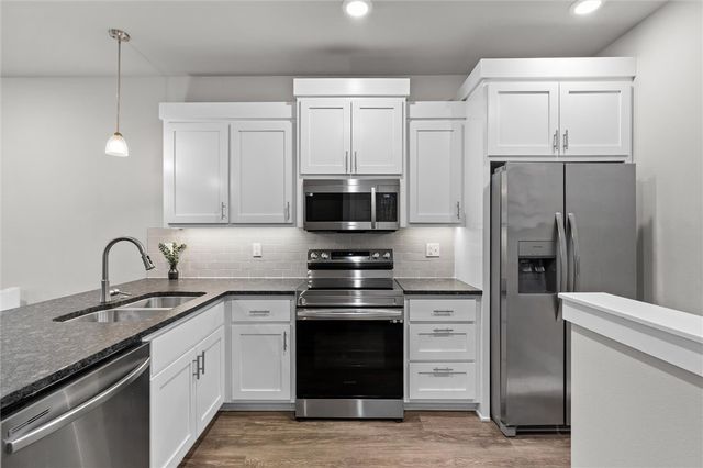 2176 W Moore Lane, Fayetteville, AR 72704