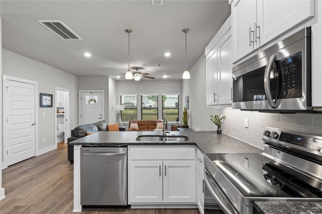 2176 W Moore Lane, Fayetteville, AR 72704