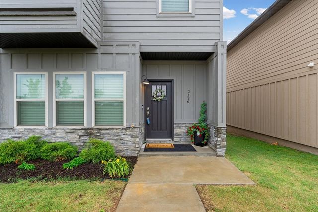 2176 W Moore Lane, Fayetteville, AR 72704