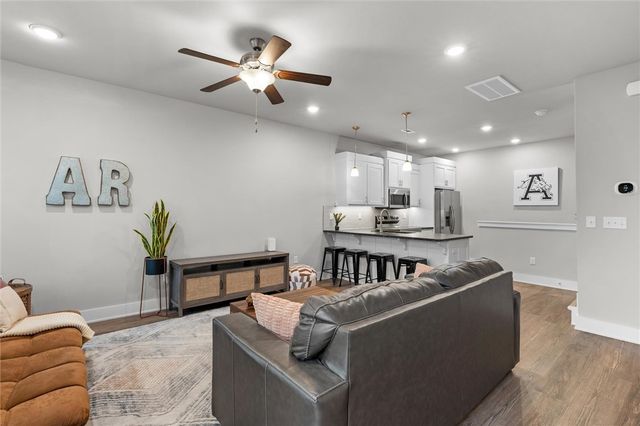 2176 W Moore Lane, Fayetteville, AR 72704