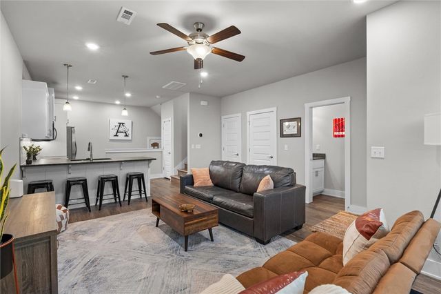 2176 W Moore Lane, Fayetteville, AR 72704