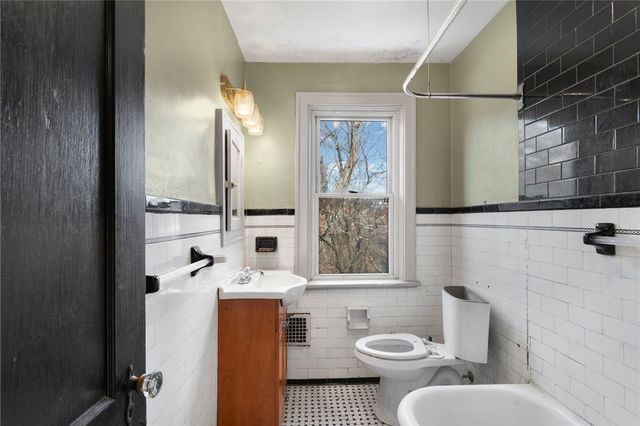 709 Center Ave, Avalon, PA 15202