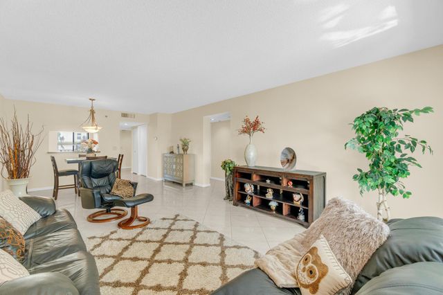 7290 Kinghurst Drive 406, Delray Beach, FL 33446