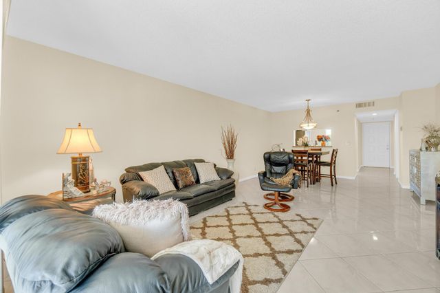 7290 Kinghurst Drive 406, Delray Beach, FL 33446