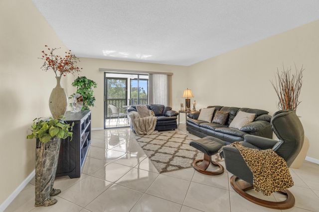 7290 Kinghurst Drive 406, Delray Beach, FL 33446