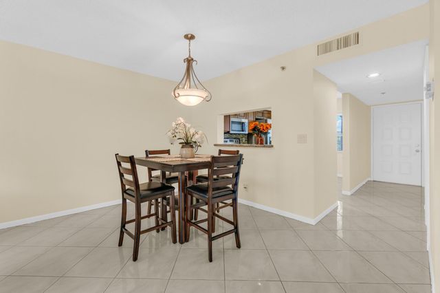 7290 Kinghurst Drive 406, Delray Beach, FL 33446