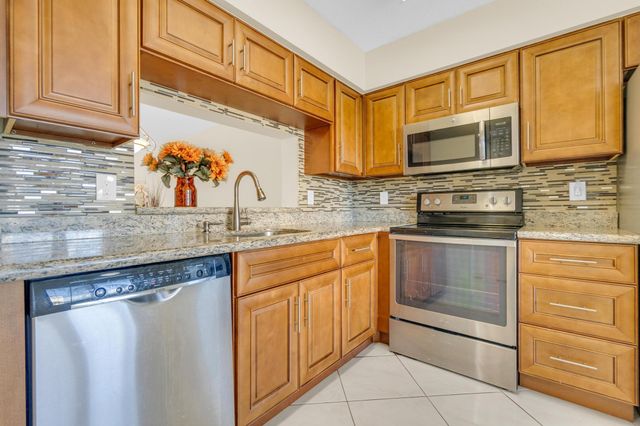 7290 Kinghurst Drive 406, Delray Beach, FL 33446