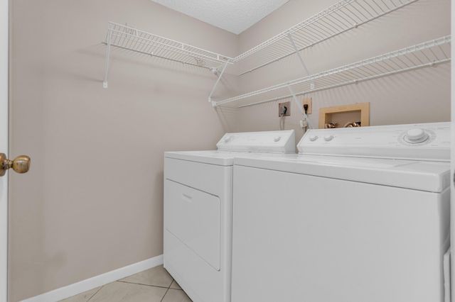 7290 Kinghurst Drive 406, Delray Beach, FL 33446