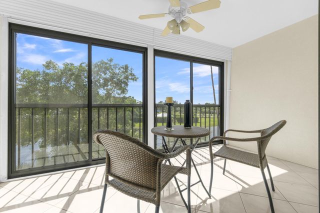 7290 Kinghurst Drive 406, Delray Beach, FL 33446