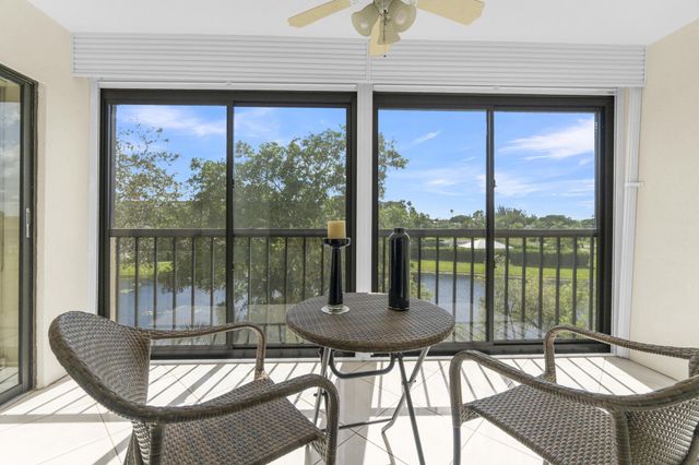 7290 Kinghurst Drive 406, Delray Beach, FL 33446