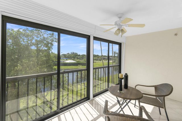 7290 Kinghurst Drive 406, Delray Beach, FL 33446
