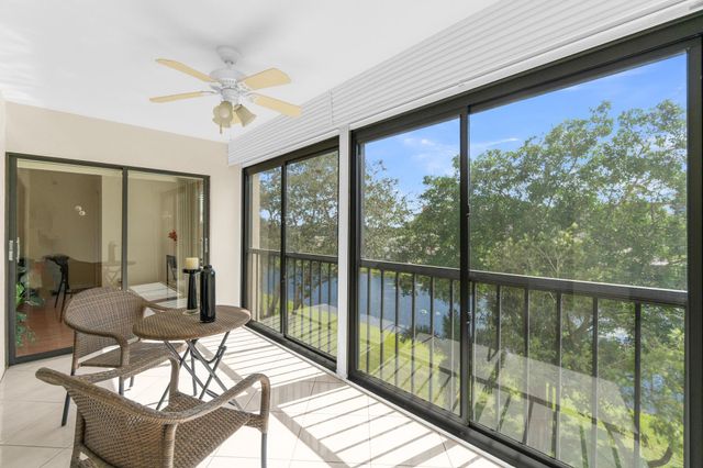 7290 Kinghurst Drive 406, Delray Beach, FL 33446