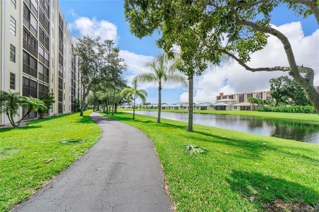 7290 Kinghurst Drive 406, Delray Beach, FL 33446