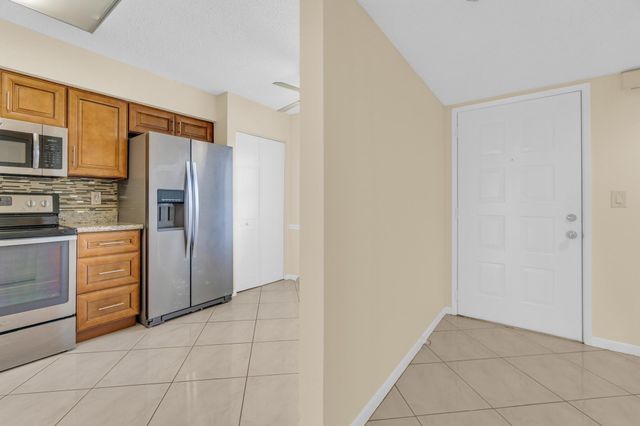 7290 Kinghurst Drive 406, Delray Beach, FL 33446
