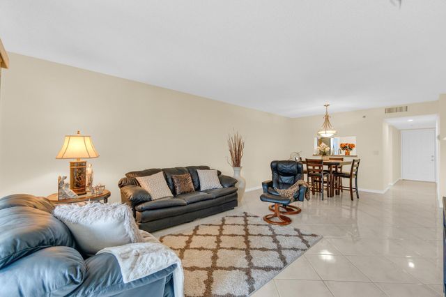 7290 Kinghurst Drive 406, Delray Beach, FL 33446