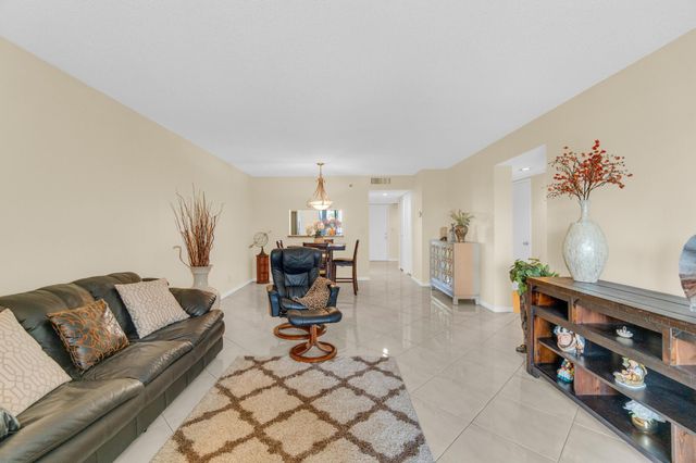 7290 Kinghurst Drive 406, Delray Beach, FL 33446